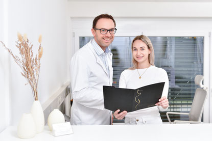 Werbefotografie im medizinischen Umfeld, Arzt bei der Arbeit in moderner Praxis in Villach