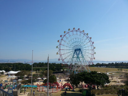 遊園地と観覧車