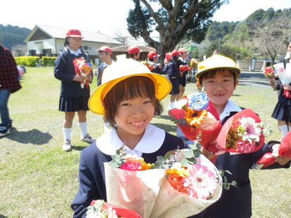 卒業生に渡す花束をスタンバッてる女の子