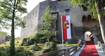 Auf einer historischen Burg am Rande der Alpen heiraten