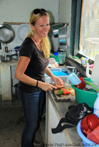 SIMONE BEIM SÜSSEN GEMÜSE SCHNIBBELN