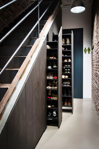 viel Stauraum für Schuhe  bieten die Apothekerauszüge im Einbauschrank unter der Treppe