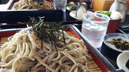 [다 같이 반죽한 소바로 만든 냉소바, 맛은 더할나위 없었습니다.]