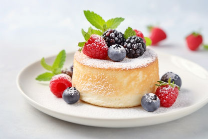 ベリーとブルーベリーがあしらわれたスフレケーキ。