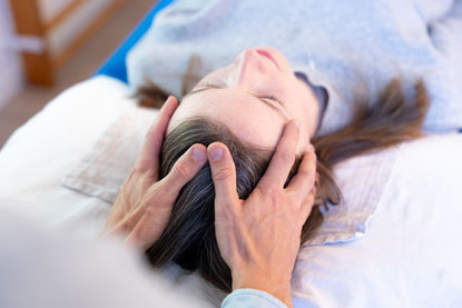 Osteopath Sören Gnoss demonstriert eine craniale Technik an einem Schädelknochenmodell – gezielte Behandlung zur Lösung von Blockaden und Förderung der Gesundheit. Craniosakrale Osteopathie für ganzheitliche Therapieansätze und präzise Diagnosen