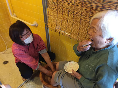 足湯でマッサージ　温泉まんじゅう食べて　気持ち良いな！