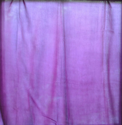 Tageslicht scheint durch violette pflanzengefärbte Seide 