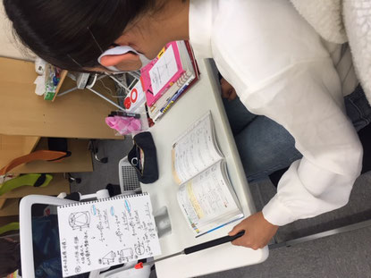 勉強方法学習塾 静岡市駿河区 小2👩作 集中力を発揮するために、時間をどのように活用したらいいのかについて、お話しをしています。時間を短く区切る方法を推奨しています。効果的な休憩の仕方についても解説をしています。