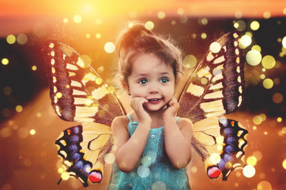 Kleines Mädchen mit Schmetterlingsflügel im strahlenden Licht, das symbolisch für Transformation, emotionale Heilung und das innere Kind steht - mein schützlingteht 