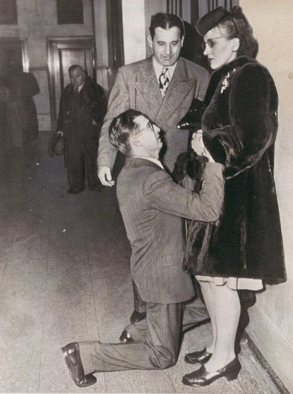Un hombre pide perdón (o clemencia) a su esposa en los tribunales de Chicago en 1948 donde se procedía a la demanda de divorcio interpuesta por la mujer (via vintag.es)