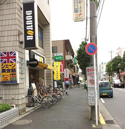 コーヒーショップ、携帯ショップ、はんこやさんなどが並んでいます。