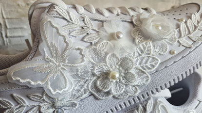 kant en chiffon bloemen geplakt op nikes