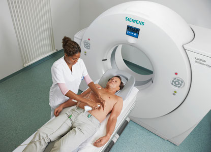 Beim Einsatz v. Computertomografen sind mitunter bauliche Abschirmmaßnahmen in Wänden, Decken u. Böden erforderlich. Die Strahlenschutzverordnung gibt definierte Grenzwerte vor, um Personal und Patienten in angrenzenden Räumen zu schützen | © Siemens