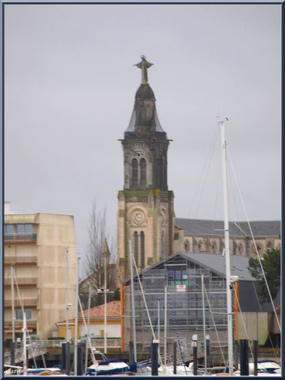 Arcachon, "Ville d'Automne", l'église Saint Ferdinand vue depuis le port de plaisance, Bassin d'Arcachon