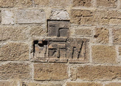 Bild: Zeichen der Handwerker an der Außenfassade an der Kirche in Roquemaure