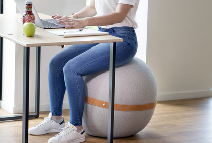 Siège ballon ergonomique design dans un espace de travail moderne, une alternative saine à la chaise de bureau classique pour améliorer sa posture.