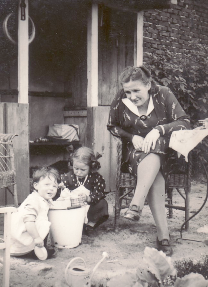 Erna Heinen-Steinhoff with daughters Bettina and Gabriele, 1939