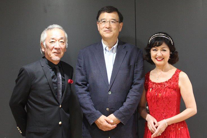開演直前、舞台そでにて記念撮影