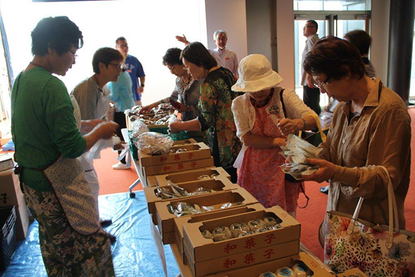 ロビーにて野菜・果物などの即売会
