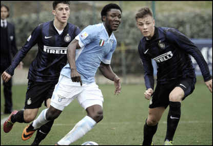 Joseph Marie Minala en action sous le maillot de la Lazio Primavera face à l'Inter.
