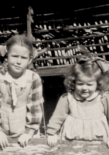 Bettina Heinen-Ayech (right) and her sister Gabriele Richard (left) in Kreuzthal Eisenbach (border between Bavaria and Baden-Würtenberg) around 1941 