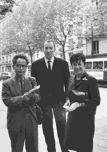 森田子龍（左）とスーラージュ（中央）1963 年、パリにて