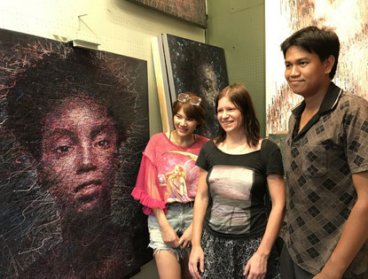 Zu Besuch in der Galerie von Adam: Adams Frau Yupapin, Susanne Höhne, Künstler Adam