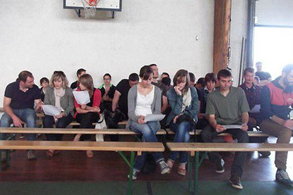 Les participants attentifs lors de l'assemblée générale du club de badminton.