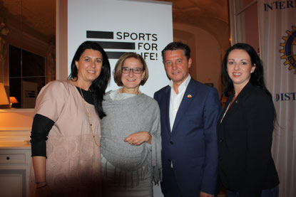 v.l.n.r.: Renate Altenhofer (maXiconvienna), Landeshauptfrau Johanna Mikl-Leitner, Gerhard Hrebicek (Präsident European Brand Institute) und Heidemarie Kipperer (Lyoness)