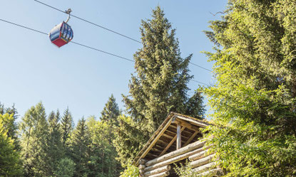 Zwölferhorn-Seilbahn bei St. Gilgen mit Blick auf den Wolfgangsee und die umliegenden Berge