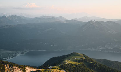 Schafberg bei St. Wolfgang mit Aussicht über den Wolfgangsee und das Salzkammergut bei Sonnenuntergang