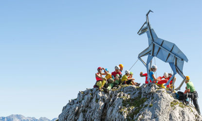 Krippenstein bei Obertraun mit Gipfelkreuz und Blick auf Hallstatt und die Dachstein-Bergwelt