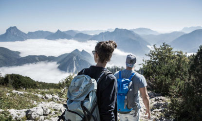 Wanderer auf dem Feuerkogel im Höllengebirge mit Panorama über das Salzkammergut und die umliegenden Berge