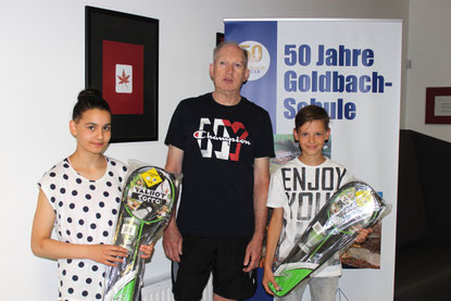Die Sieger des Sponsorenlaufs: Tabita Schuff und Moritz Klein mit Sportlehrer Ottmar Berger.