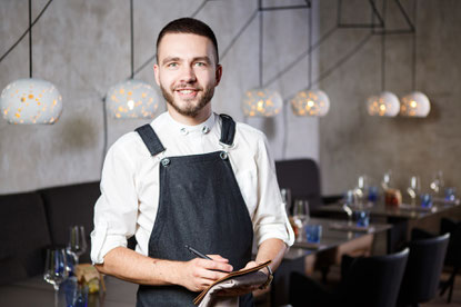 Formation par alternance de serveur serveuse en restaurant restauration