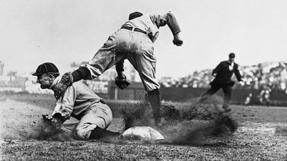 Nella foto Ty Cobb ruba la terza base (Photo by Charles M. Conlon/Sporting News.)