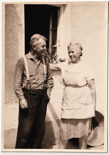 Meine Eltern Karl und Katharina Giglinger. Meine Mutter trug meist eine Schürze, nur zum Gang in die Kirche zog sie sich festlich an.