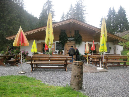 Ab der Kneippanlage in Aschau/Tirol kann man bequem den Höhenweg zur Klooalm erklimmen