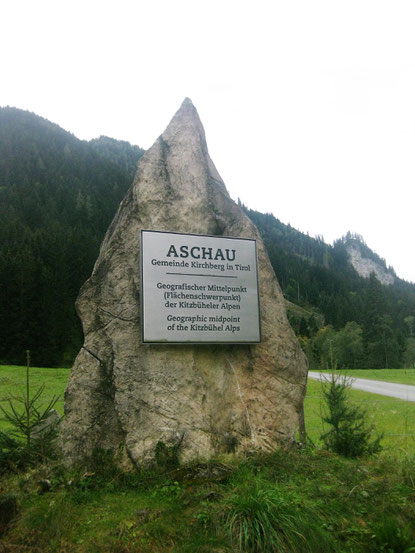 Der spitze Felsbrocken markiert den geographischen Mittelpunkt der Kitzbüheler Alpen