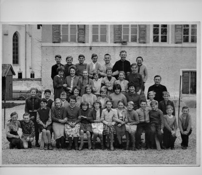 Der Schosei (vordere Reihe 3.von rechts und Emma (zweite Reihe 3. von rechts)