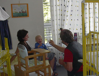 Dr. Dr. Prof. Hieroniemuß Pinkel, lachendes Kind, kleiner Patient mit Mutter, Doctor-Clowns, Lachen, Humor, Reinhard Böhm