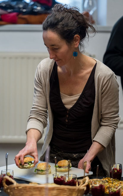 Mariette dépose des mini burgers sur un buffet