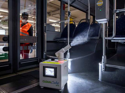 Die Busse der VZO werden jede Nacht mit einem Spezialgerät desinfiziert. Bild: VZO