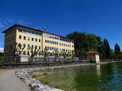 Nach dem Freizeitgelände: Uferweg Richtung Friedrichshafen unterhalb des Betriebsgeländes der MTU (Bild: MS).