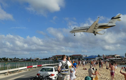 Maho Beach - wo die Flieger fast auf deinem Dötz aufsetzen, wenn du nicht vorsichtig bist