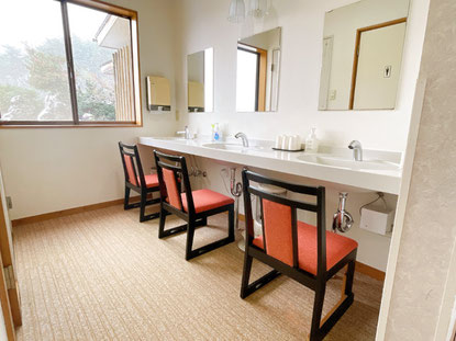 〈このような洗面スペースが館内に３カ所〉