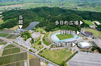 【航空写真】旅館ますがた荘と野球練習場との位置関係
