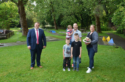 Bürgermeister Benjamin Tschesnok wünschte den neuen Pächtern Steffen und Jana Baumgart einen guten Start. Mit dabei waren deren Kinder Niklas, Thilo und Lara. 