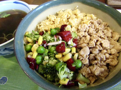 鶏そぼろ三色丼