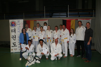 Freudige Gesichter bei der Jugendlichen- und Erwachsenengruppe sowie Prüferin Carmen Spiekermann (links), Trainer Jörg Krieter (rechts) und 1. Vorsitzende Robin Dekker (rechts)